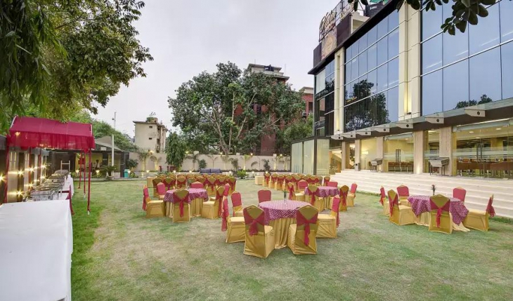 Palm Springs Banquet Hall in Delhi Photos